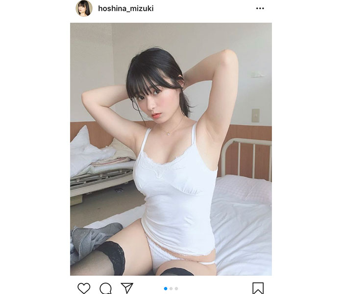 星名美津紀、白キャミソールと黒タイツで際立つ色白美肌