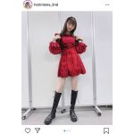 乃木坂46 堀未央奈、赤衣装と黒ロングブーツが織り成す“絶対領域”ショット！
