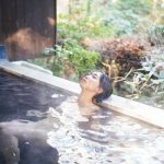 伊織もえ、湯けむりに浮かぶ艶やか美肌ショットに「スタイルが神」と反響！