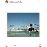 伊原六花、屋上で制服姿で踊る躍動感ショット！「可愛すぎる」「屋上で舞うのがよく似合う」