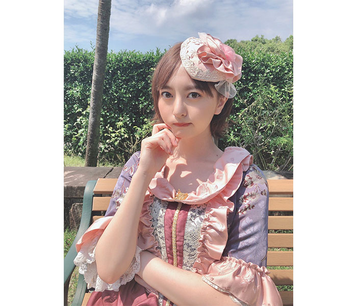 HKT48 森保まどか、美麗なレトロドレスでファンへ一言「私に忠誠を誓いなさいっ！」