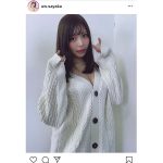 似鳥沙也加、白カーディガンで“萌え袖”ピース！「可愛いすぎる」とファン悶絶