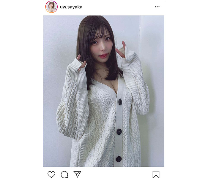 似鳥沙也加、白カーディガンで“萌え袖”ピース！「可愛いすぎる」とファン悶絶