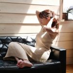 鷲見玲奈、肩見せチラリな羽織ニットのオフショット！「チラ見せいいね」「攻めてますね！」