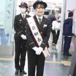 HKT48 田島芽瑠が博多駅で1日駅長に！「鬼滅の刃 ラッピングトレイン」発車合図も！！