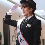 HKT48 田島芽瑠が博多駅で1日駅長に！「鬼滅の刃 ラッピングトレイン」発車合図も！！