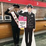 HKT48 田島芽瑠が博多駅で1日駅長に！「鬼滅の刃 ラッピングトレイン」発車合図も！！