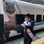 HKT48 田島芽瑠が博多駅で1日駅長に！「鬼滅の刃 ラッピングトレイン」発車合図も！！