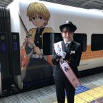 HKT48 田島芽瑠が博多駅で1日駅長に！「鬼滅の刃 ラッピングトレイン」発車合図も！！