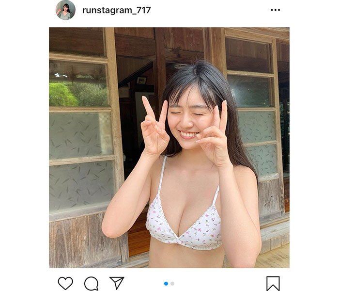 豊田ルナ、くしゃっとした笑顔がまぶしい白ビキニオフショット公開！「最高にかわいいです」