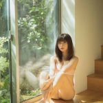 桃月なしこ、木漏れ日に浮かび上がる美ボディ披露の『B.L.T.』アザーカット公開