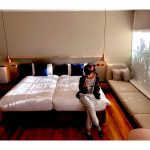 声優・小野賢章、オシャレホテルでのオフショット公開　「一枚目と二枚目の賢章さんのギャップがすごすぎます…！」「何もかもがオシャレです…！！」