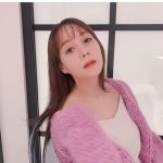 トリンドル玲奈、デコルテチラ見せの羽織ニット姿に反響！「お肌綺麗」「惚れました」