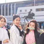 ＜鬼滅の刃＞埼玉県熊谷駅前にミスユニバーシティ2020が鬼殺隊のコスプレで登場！