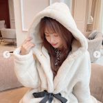 舟山久美子、モコモコ秋コーデを紹介！「モコモコ可愛い」「本当に癒されるー」