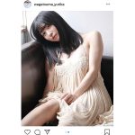 我妻ゆりか、“見えそうで見えない”ベージュワンピの美脚ショットに歓喜の声「美しすぎます」