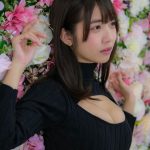 天羽希純、刺激強めな胸元ざっくり開きニットに視線釘付け！