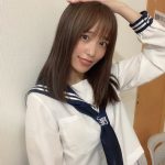 elsy 橋本せいな、生徒会長風な白セーラー服姿のオフショット披露！「可愛すぎるぞ！！」「さっすが優等生」と反響も！