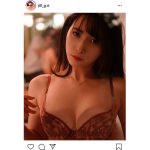 JILL、「今日は大人っぽい写真」甘い視線で見つめるランジェリーショット