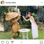 黒木ひかり、カネゴンにお金を食べさせる表紙オフショットに「シュールかわいい」「どっちも可愛すぎ」と反響