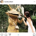 黒木ひかり、カネゴンにお金を食べさせる表紙オフショットに「シュールかわいい」「どっちも可愛すぎ」と反響