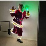 香取慎吾、自ら発光のサンタ衣装で“ファミクリ”メニューを告知！