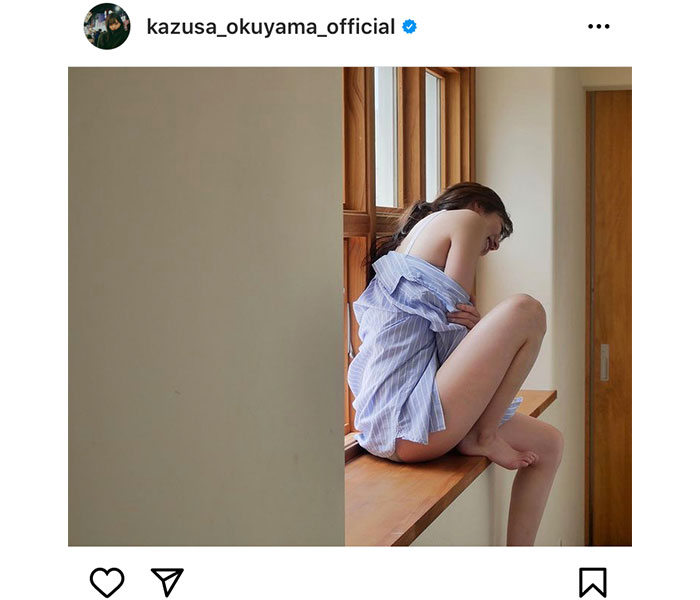 奥山かずさ、シャツがはだけた美ボディショットを公開