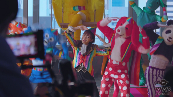指原莉乃がサーカス団を率いてユニークなダンスを披露！