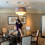 NMB48 白間美瑠、白ビキニに紫ニットで大人セクシー全開！「これはアカン」「神スタイル」