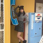 AKB48 鈴木優香、ミニスカ×ニット姿の「最強ツインテール」ショット公開！「お顔もスタイルも超最高！」