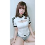 コスプレイヤー・とみこ、胸元開いた“えちえち”Tシャツ姿に反響！
