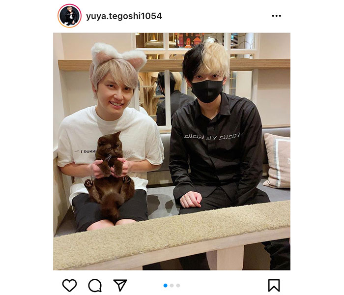 手越祐也、猫耳カチューシャでヒカルと2ショット！「てごにゃんが可愛すぎ」「カップルに見えます」