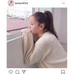 トリンドル玲奈、萌え袖で見つめる横顔ショットに反響！「赤ちゃんみたいに可愛い」
