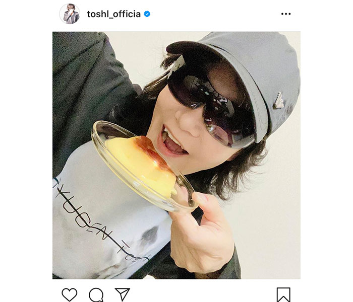 Toshl、プリン片手に笑顔の自撮り公開！「可愛い八重歯」「最高に可愛い」と反響も！