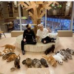 手越祐也、猫耳カチューシャでヒカルと2ショット！「てごにゃんが可愛すぎ」「カップルに見えます」