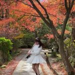 HKT48 田島芽瑠、紅葉に映える白ワンピース姿に歓喜の声！「可愛いの最上級」