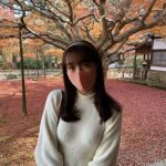 HKT48 田島芽瑠、紅葉に映える白ワンピース姿に歓喜の声！「可愛いの最上級」