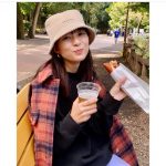 芳根京子、母と出かけた休日ショット！「ビールが美味そう！」