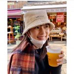 芳根京子、母と出かけた休日ショット！「ビールが美味そう！」