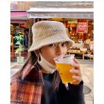 芳根京子、母と出かけた休日ショット！「ビールが美味そう！」