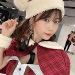 伊織いおが黒、赤、ポンチョのサンタコスプレを披露！ファンからの人気は？