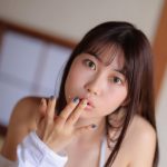 伊織いお、フェチ感満載の至近距離ショットでフォロワー40万人突破を祝う！