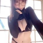 伊織もえ、黒ニット×ランジェリーで見せる逆光バックショット！ウエストサイズも公開！？