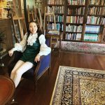 飯豊まりえ、「岸辺露伴は動かない」劇中衣装が話題！