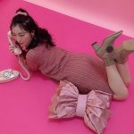 前島亜美、2021年カレンダーのオフショット公開！「どのスタイリングがお好きですか？」