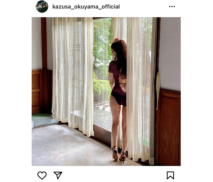 奥山かずさ、バックショットで美スタイルを見せつける！