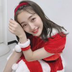 HKT48 田島芽瑠、いたずらな笑顔が可愛すぎるサンタコスプレ披露！「プレゼント持っていっちゃうかも？」