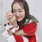 HKT48 田島芽瑠、いたずらな笑顔が可愛すぎるサンタコスプレ披露！「プレゼント持っていっちゃうかも？」