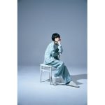 原つむぎ、鏡越しセクシーな白ビキニで魅了！