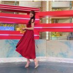 鷲見玲奈、赤いドレスコーデで競馬中継「緊張で滝汗でした」